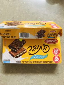 אסם-פתיבר-דר גררד: פינוקי וניל ביסקוויט בטעם שוקו עם מילוי קרם בטעמי וניל ושוקולד